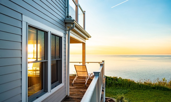 Plymouth House | Cliff House- Panoramic Views of Cape Cod Bay.