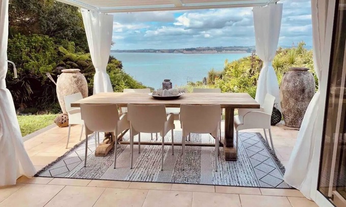 Manly House | Cliff top beach house with hot tub and plunge pool