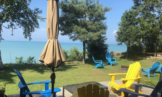 Dashwood Cottage | Cliffhaven Cottage-Lake Front with beach