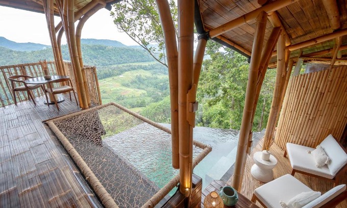 Rendang Villa | Cliffside Bamboo Treehouse with Heated Pool and View