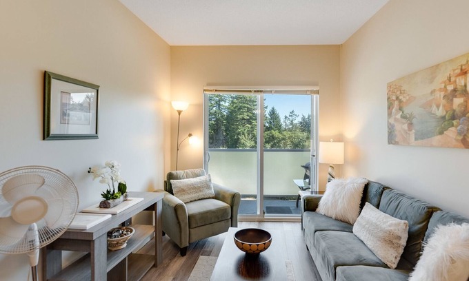 Victoria Condo | Close to Amenities/Wifi/High Cleaning Standards/Secure Parking