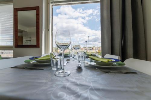 Tampere Apartment | Close to center and Näsijärvi Lake - free parking, AC, and two double beds