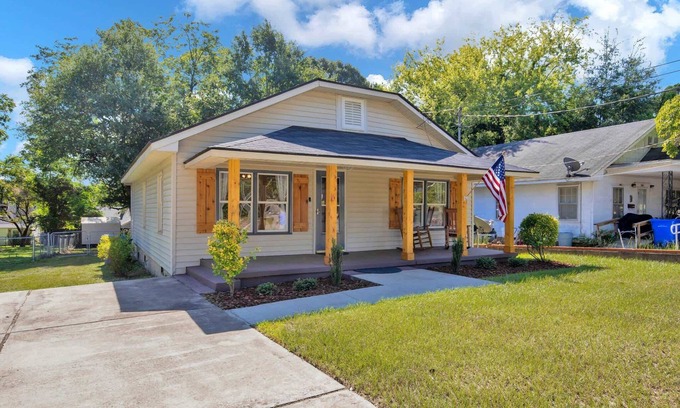 Terry Sanford House | Close to Downtown & Fort Bragg- The Precious Pearl