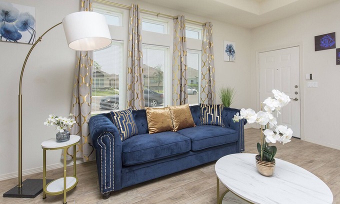 Edinburg House | Close to hospitals, universities, restaurants, shopping mall and more