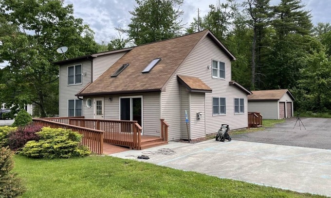 Hawley House | Close to Lake Wallenpaupack! Walk to the Beach!