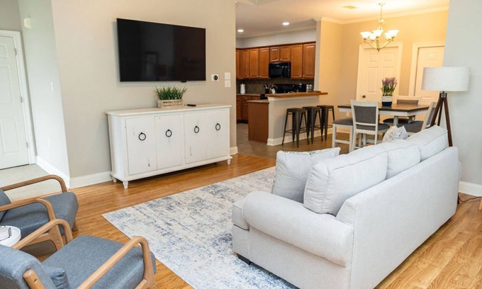 Highlands - Perkins Condo | Close to LSU and Hospitals - King Beds & Pool
