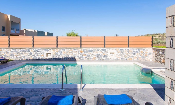 Houdetsi Villa | Close to Sandy Beach & Walking Distance to Amenities