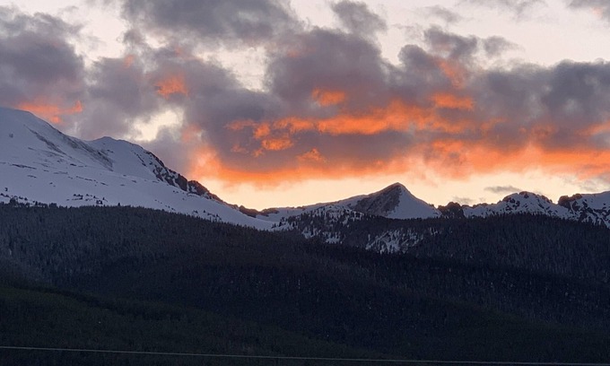 Breckenridge Ski Chalet | Close to Town & Skiing/Hiking, Stunning Views, Private Hot Tub. Pet welcome.