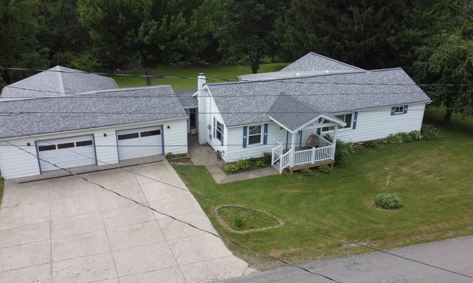 North East House | "Cloud Vine" 4-bedroom home in Erie County's North East, PA! Easy access to all!