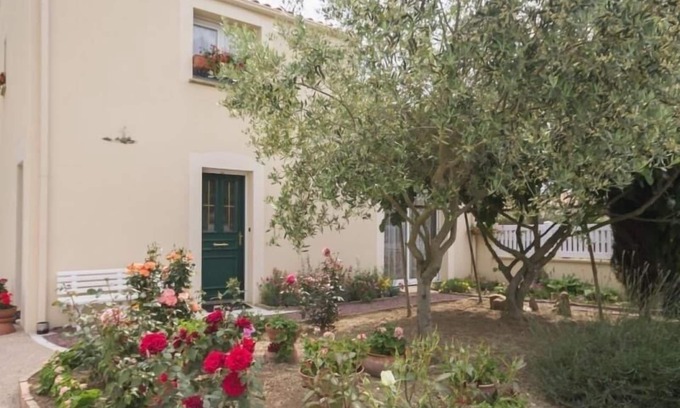 Saint-Philbert-de-Grand-Lieu Cottage | Cozy Apartment with Modern Amenities between Nantes and the Sea