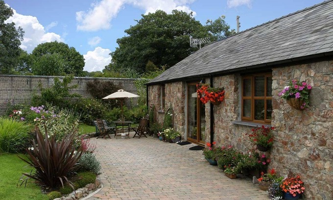 Llanfairpwllgwyngyll Cottage | Coach House Faner - a bungalow that sleeps 6 guests in 3 bedrooms