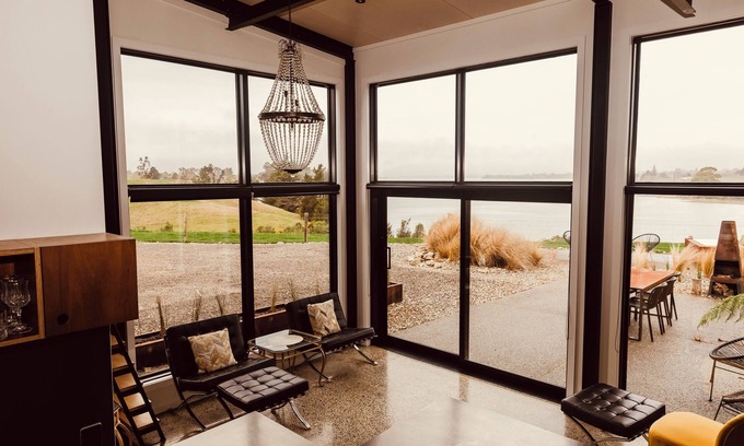 Mapua Apartment | Coastal Calm | Luxe Stay with Views, Bath & Fire.
