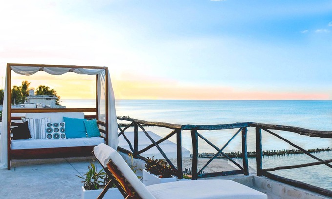 Chelem House | Coastal Casual Bliss: Beach + Pool + Rooftop Deck + Generator + Fast Internet