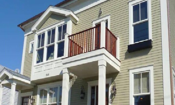 Yachting Village Condo | Coastal Condo w/Washer and Dryer - On Thames St