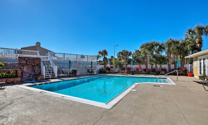 Galveston Apartment | Coastal Condo with Resort Amenities 3 Min to Beach!