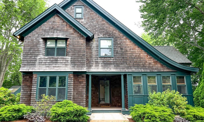 Adamsville House | Coastal cottage in seaside town of Little Compton, RI just minutes to the beach