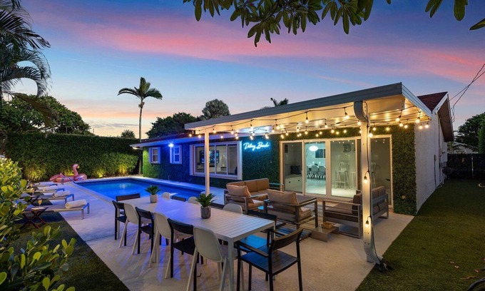 Tropic Palms House | Coastal Delray 🌊 Chill Out Hideaway Lush Vibes🌴 by SaltWater Poolside 4BD