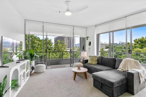 Cairns Central Business District Apartment | Coastal Harbour lights -Pool Gym & prime Location