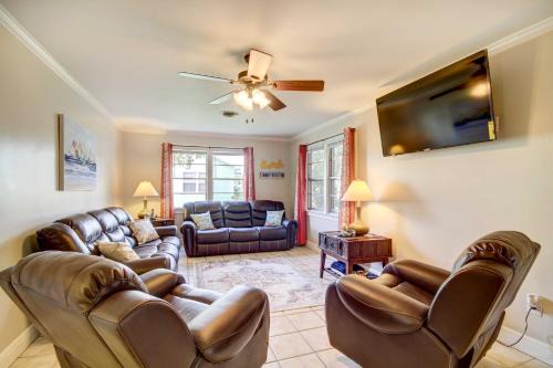 Long Beach House | Coastal Long Beach Rental with Patio, Walk to Beach!
