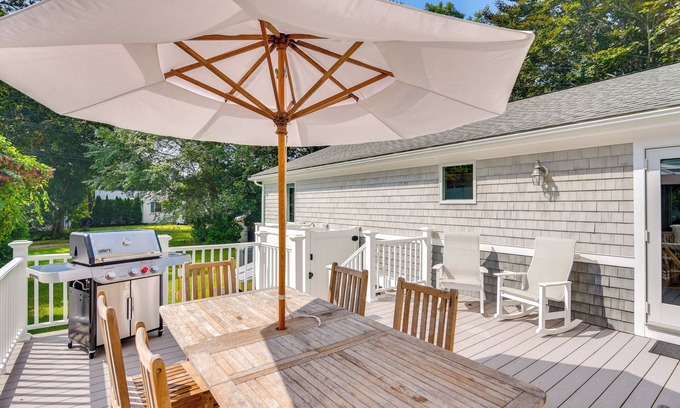 Kenyon House | Coastal-Modern Home < 3 Mi to Charlestown Beach!