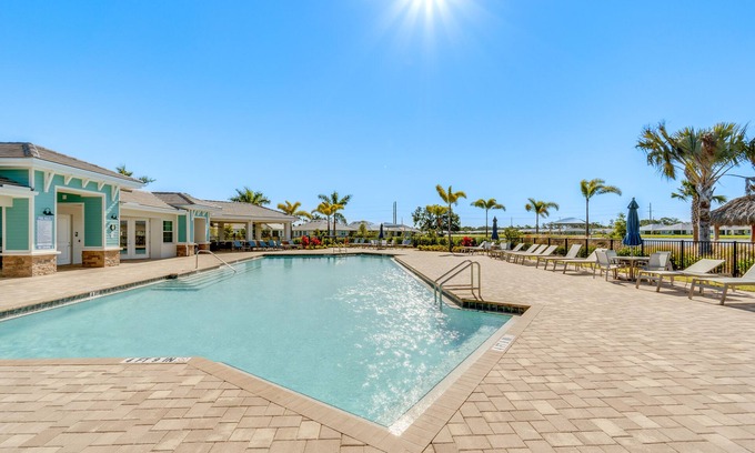 Venice Villa | Coastal Venice Villa w/Patio & Resort Amenities!