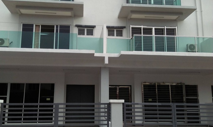 Tanjung Karang House | Coconut HomeStay Tanjong Karang ，Selan. .椰子民宿是渡假的好地方→屋子明亮→客厅和房间很宽阔→是悠庄地方，这里出入方便。