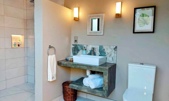 Candos Cabin | Coconut Lodge/Inside and Outside shower, infinity pool