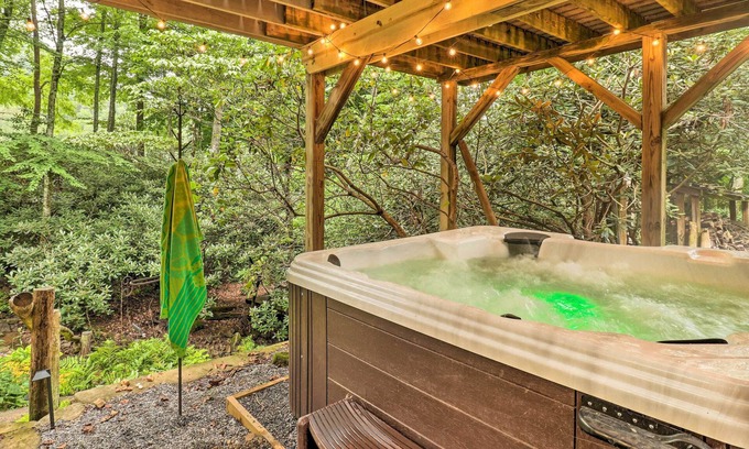 Canton Cabin | 'Cold Mountain Reflections' Cabin w/Game Room!
