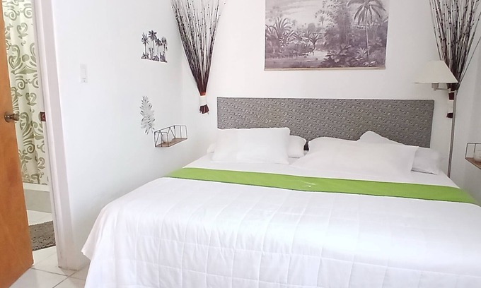 Cole Bay Apartment | Cole Bay - Chic 1-bedroom furished apartment in walking distance to Simpsonbay