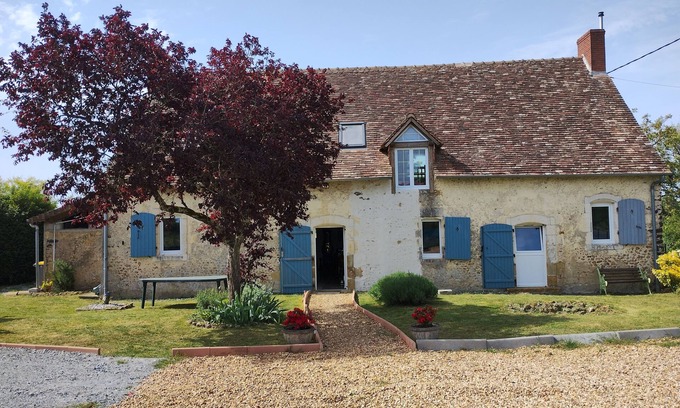 Marigne-Laille Bed & Breakfast | Colette Art Deco room in quiet farmhouse near circuit, pets welcome