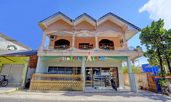 Bawean Island Hotel | Collection O 92897 Hotel Intan Near Kantor Syahbandar Bawean