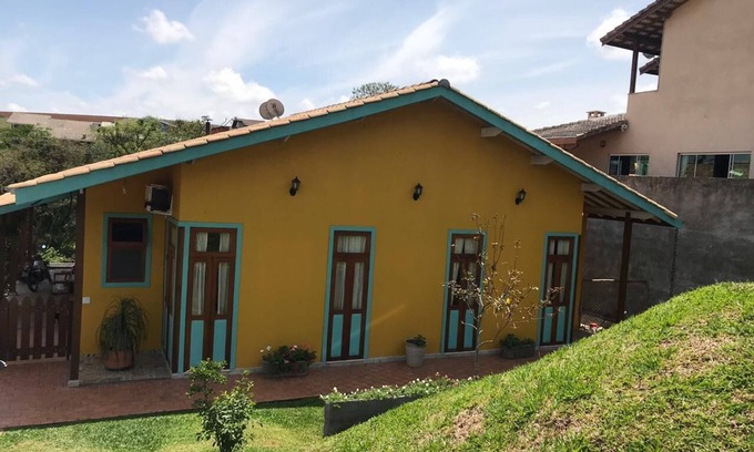 Atibaia House | Colonial mansion in gated community facing the woods