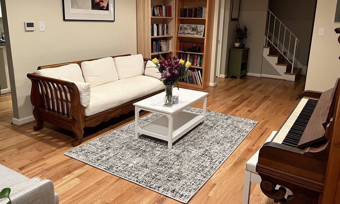 Gaithersburg House | Colonial with full kitchen and patio and 10 min. to metro to D.C.