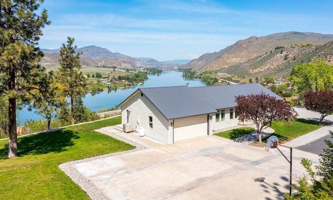 Orondo House | Columbia River View w/heated pool & hot tub!