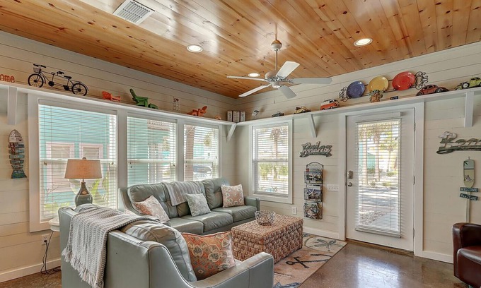 Port Aransas House | Come spend a little "Island Time" in this 3 bed 3 1/2 bath home!
