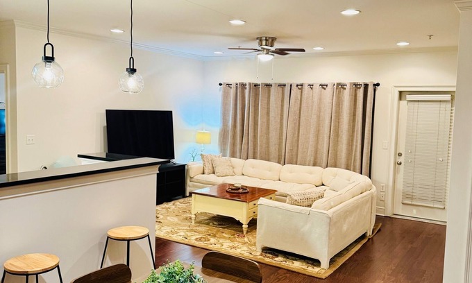 Tuscaloosa Condo | Come Stay at The Bama Babe nwalking distance to The UofA Campus!