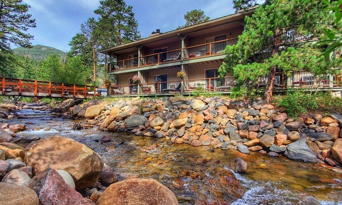 Estes Park Hotel | Come stay at the Mountain Lodge for unbelievable views!