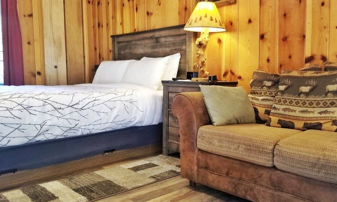 Estes Park Hotel | Come stay at the Rustic River Lodge for unbelievable views!