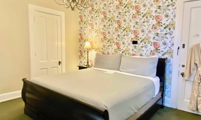 Central Business District Bed & Breakfast | Come stay with us, you'll see why we are ranked #1 lodging in Kalamazoo, MI.