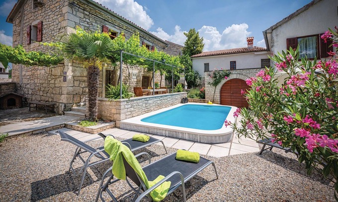 Peresiji House | Come to the countryside of Istria and enjoy a relaxing vacation in a quiet area.
