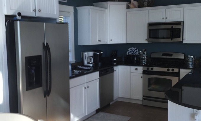 White Pigeon House | Come to the lake! This lake front cottage is perfect for family & friends!