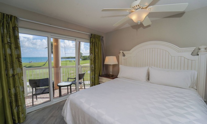Crystal Harbour Apartment | Comes with Free Breakfast! Pet-friendly Property, Outdoor Pool, Free Parking