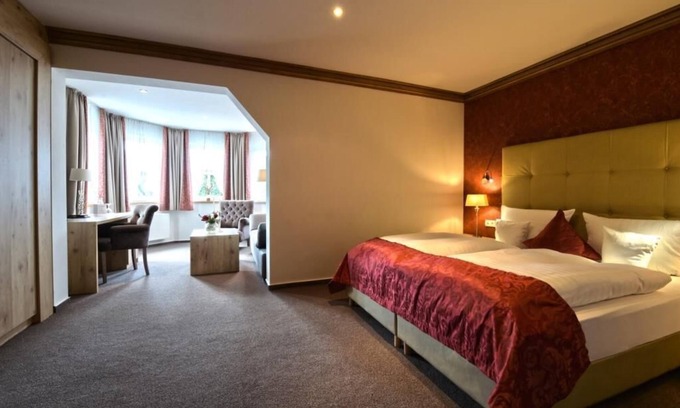 Niederlandenbeck Apartment | Comfort double room with living area in the bay window approx. 45sqm