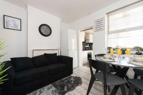 Bensham Manor House | Comfort Meets Style, 4-Bedroom Home with All Essentials, Croydon, Sleeps 8! Contractor Friendly!