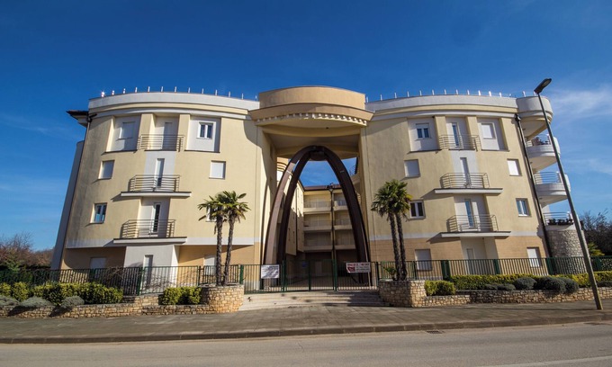 Monterol Apartment | Comfortable 1 br apartment near the beach