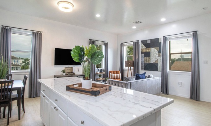 Central City Apartment | Comfortable 3-Bed Stay - Great for Groups Near NOLA