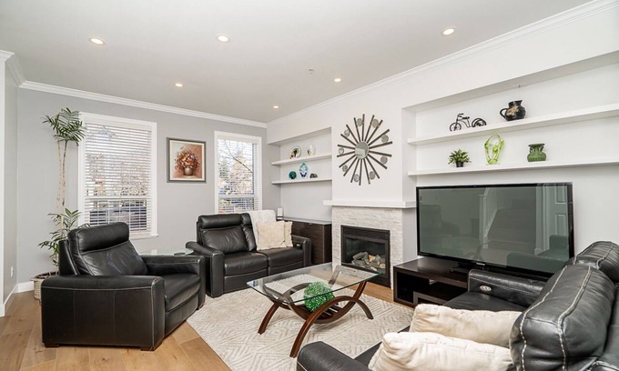 Willoughby House | Comfortable and Fully Equipped 3 BR, Steps Away from Langley Center - A/C