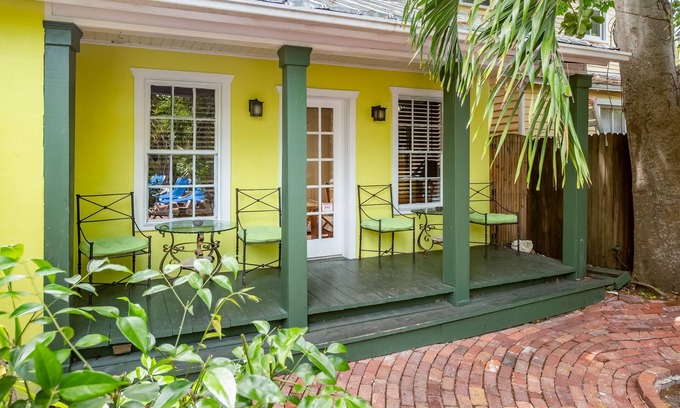 Downtown Cabin | Comfortable Cottage with Private Pool & Lovely Garden - Great Location