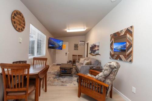 Valley House | Comfortable Duplex Unit - Beautiful Lake Views!