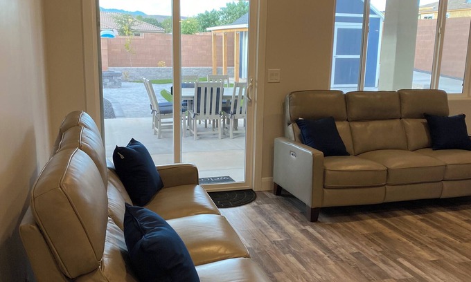 Hurricane House | Comfortable Extended-Stay Home. Near Sand Hollow & Zion – Great Views!